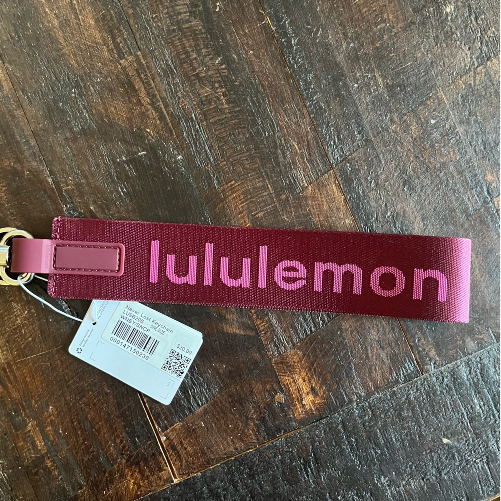 🍋 Lululemon Never Lost Keychain Wild Berry/ Sonic Pink
